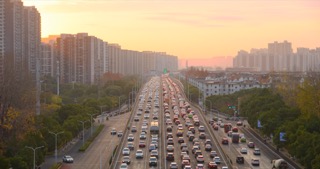 「新北」市区清晨车流